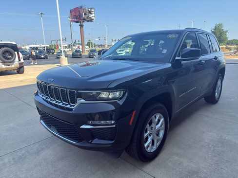 Used 2023 Jeep Grand Cherokee Limited AWD/4WD image 4