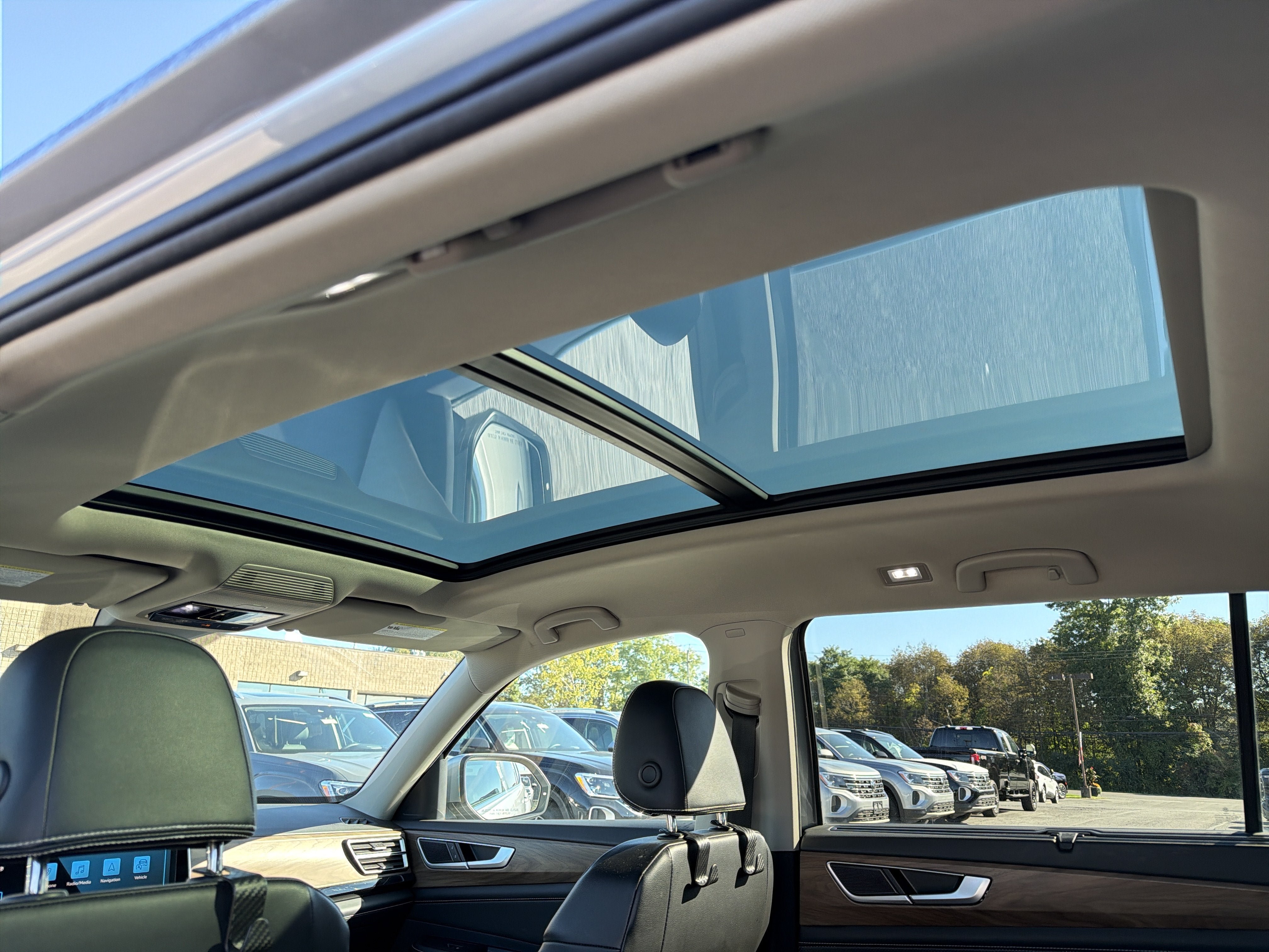 Used 2024 Volkswagen Atlas SE w/ Panoramic Sunroof Package AWD/4WD image 24