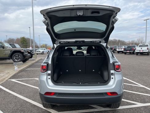 New 2025 Jeep Compass Latitude w/ Convenience Group AWD/4WD image 8