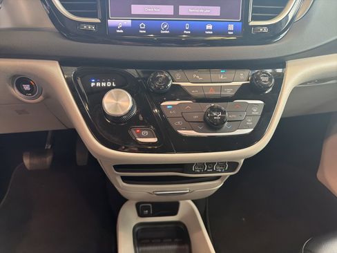 Used 2023 Chrysler Pacifica Touring-L FWD image 26