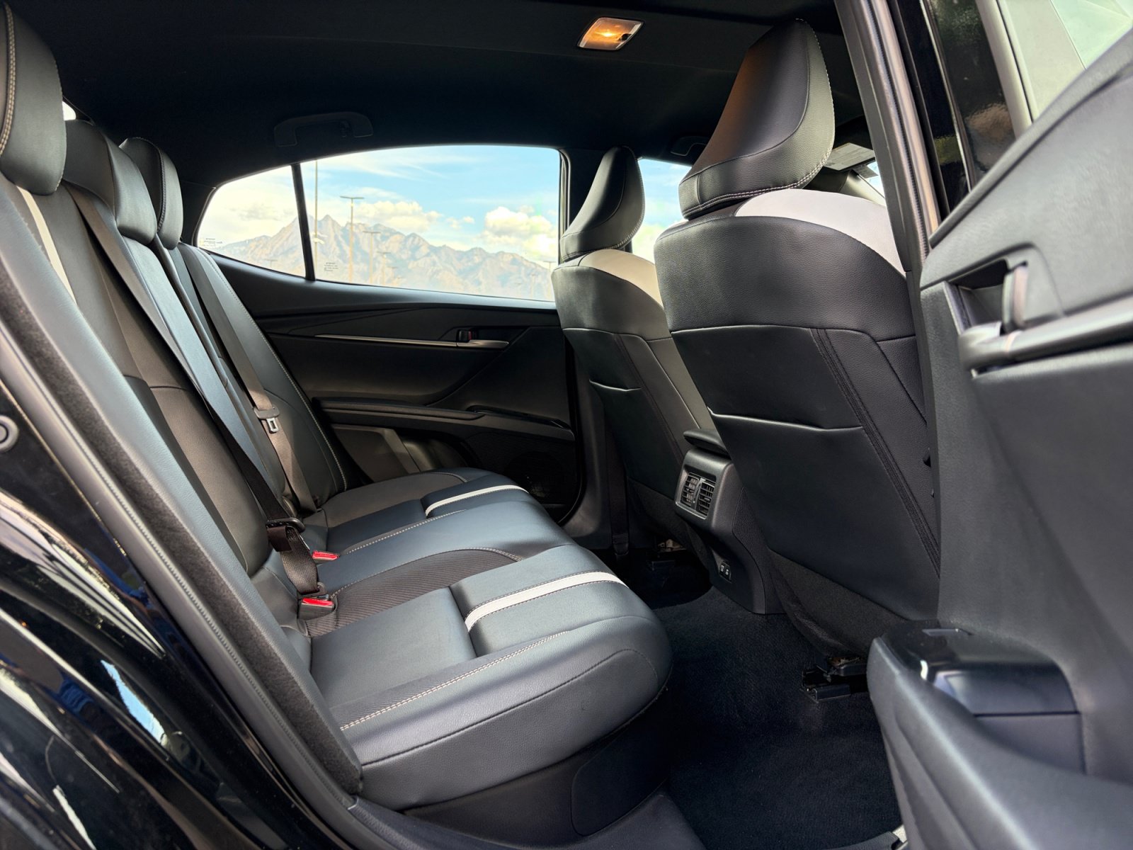 Used 2025 Toyota Camry SE FWD image 27