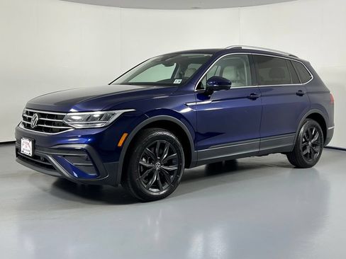 Used 2024 Volkswagen Tiguan SE w/ Panoramic Sunroof Package AWD/4WD image 3