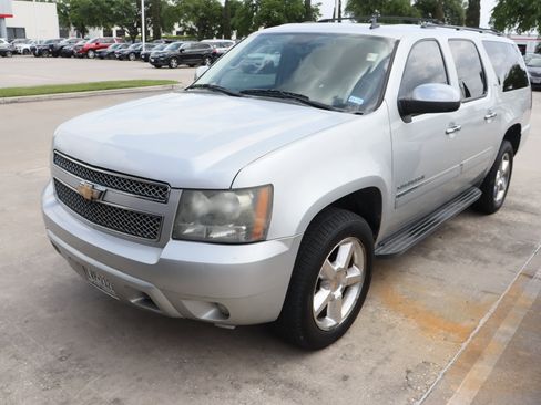 Used 2010 Chevrolet Suburban LTZ image 4
