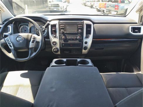 Used 2018 Nissan Titan SV image 6