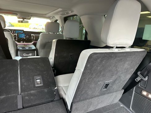 Used 2025 Ford Expedition Platinum w/ Driver's Package AWD/4WD image 27
