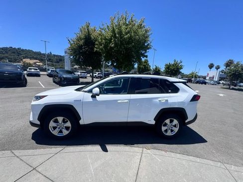 Used 2021 Toyota RAV4 XLE w/ Convenience Package AWD/4WD image 5