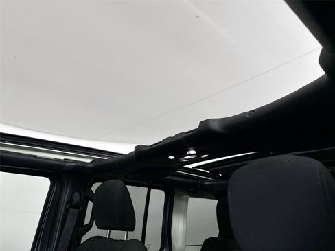 Used 2021 Jeep Wrangler Unlimited Sahara AWD/4WD image 10