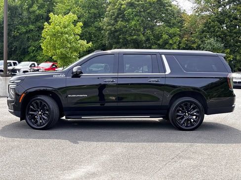 Used 2025 Chevrolet Suburban High Country AWD/4WD image 3