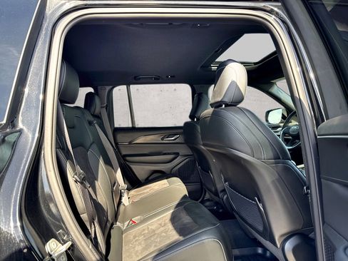 Used 2023 Jeep Grand Cherokee Altitude image 8