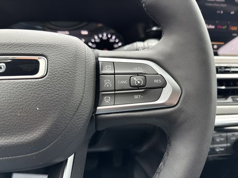 Used 2025 Jeep Compass Limited image 19