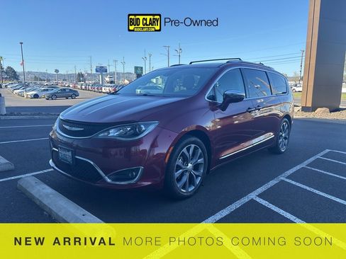 Used 2017 Chrysler Pacifica Limited w/ Advanced Safetytec Group image 1