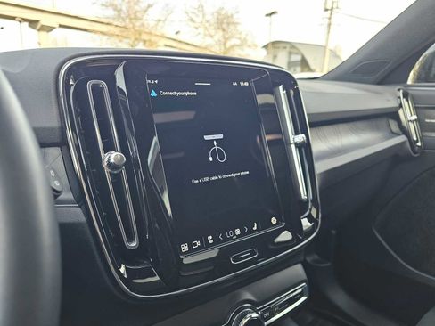 Used 2023 Volvo XC40 Recharge Ultimate image 29