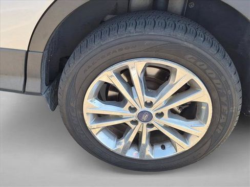 Used 2017 Ford Escape SE w/ Equipment Group 201A FWD image 9