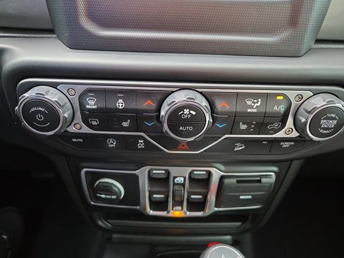 Used 2020 Jeep Wrangler Unlimited Sahara w/ Cold Weather Group image 14