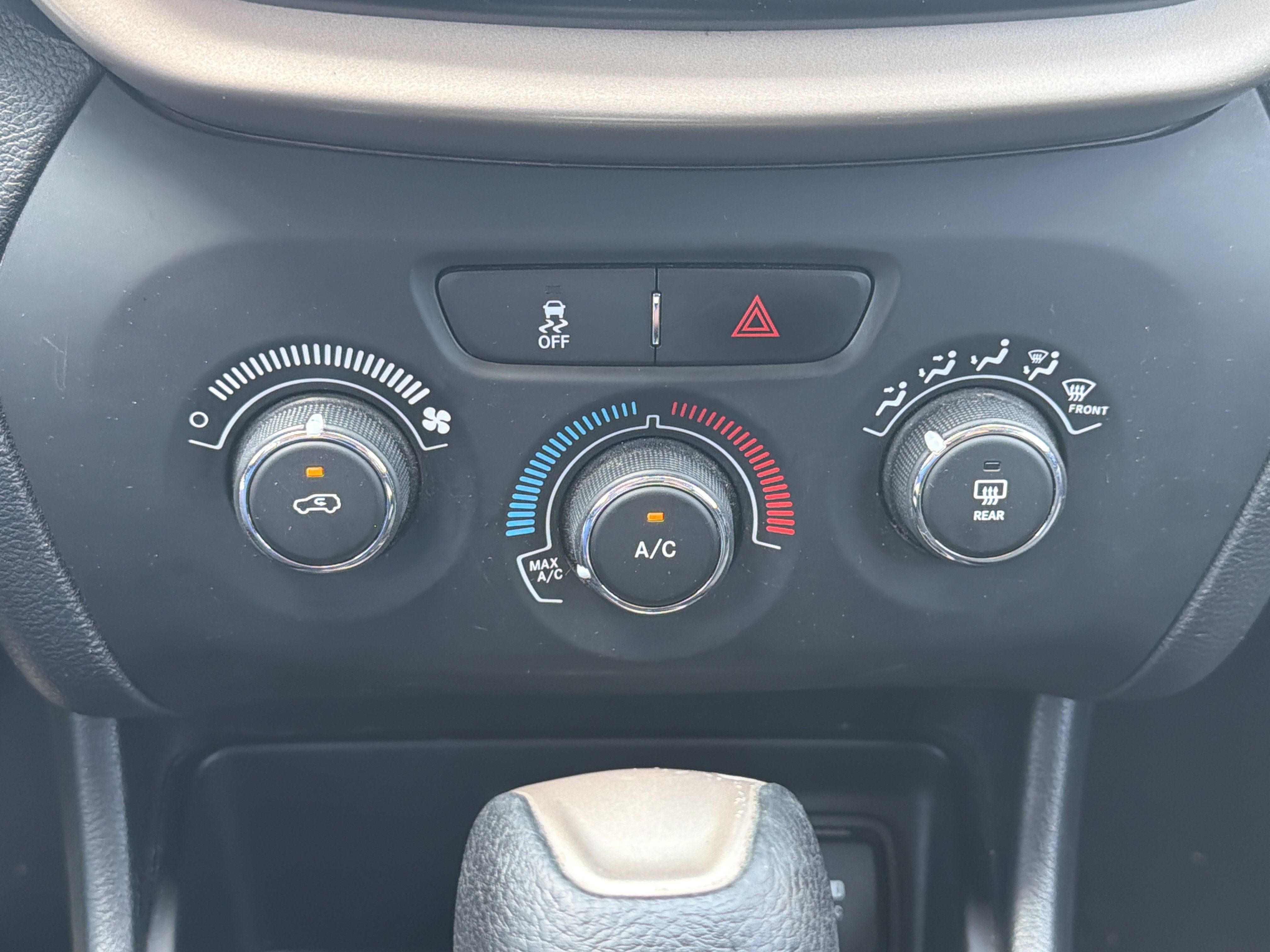 Used 2018 Jeep Cherokee Latitude FWD image 18