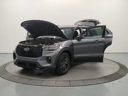 Used 2025 Ford Explorer ST-Line w/ ST-Line Street Pack AWD/4WD image 12