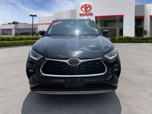 Used 2025 Toyota Highlander Platinum AWD/4WD image 2