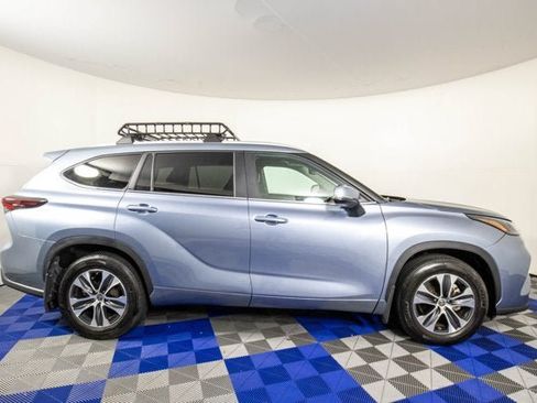 Used 2024 Toyota Highlander XLE FWD image 4