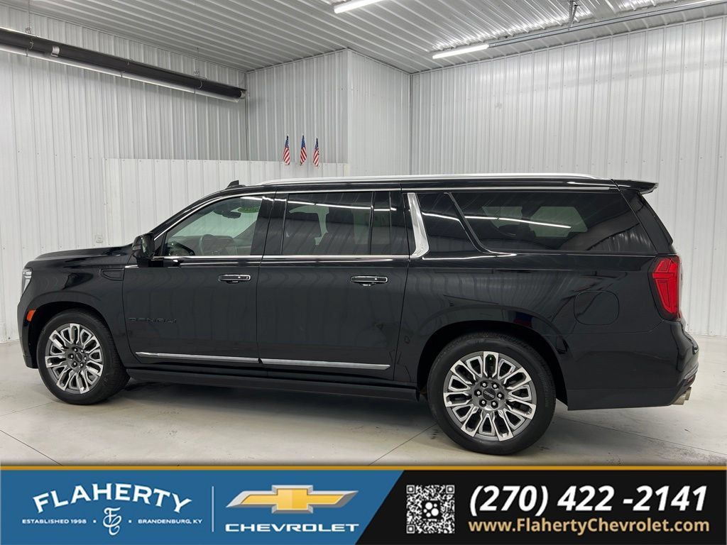 Used 2023 GMC Yukon XL Denali Ultimate AWD/4WD image 5