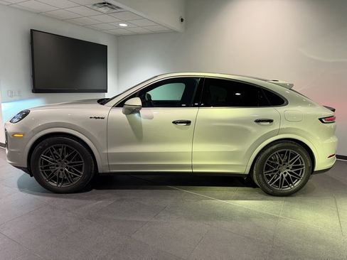 Certified 2025 Porsche Cayenne Turbo image 2