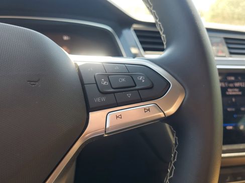 Used 2023 Volkswagen Tiguan SE image 25