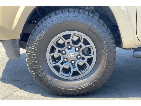 Used 2018 Toyota Tacoma SR5 RWD image 40