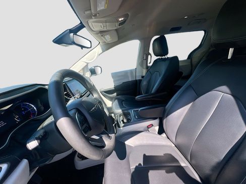 Used 2024 Chrysler Pacifica Limited FWD image 22