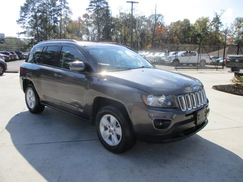 Used 2017 Jeep Compass Latitude image 10