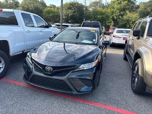 Used 2018 Toyota Camry SE FWD image 1