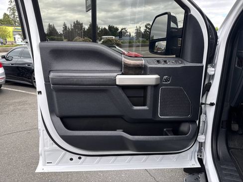 Used 2022 Ford F250 Lariat w/ Lariat Ultimate Package AWD/4WD image 32