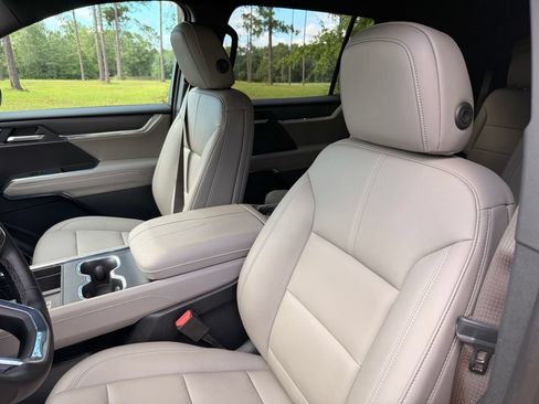 Used 2026 GMC Acadia Elevation w/ Elevation Premium Package FWD image 12