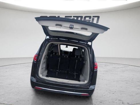 Used 2023 Chrysler Pacifica Touring-L FWD image 7