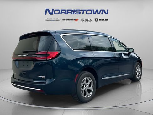Used 2023 Chrysler Pacifica Limited AWD/4WD image 7