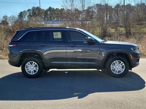 New 2025 Jeep Grand Cherokee Laredo image 2