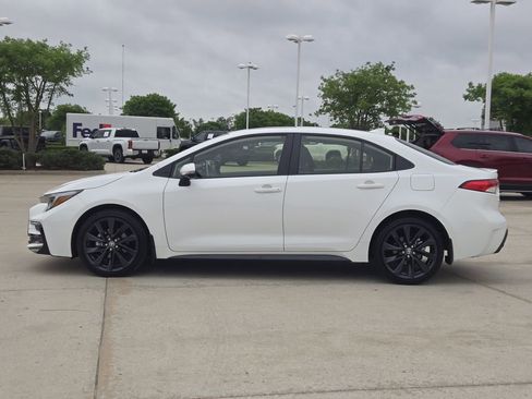 Certified 2025 Toyota Corolla SE w/ SE Premium Package FWD image 4