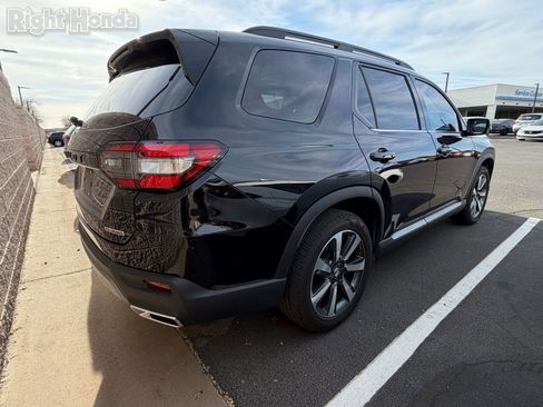 Certified 2025 Honda Pilot Touring image 4