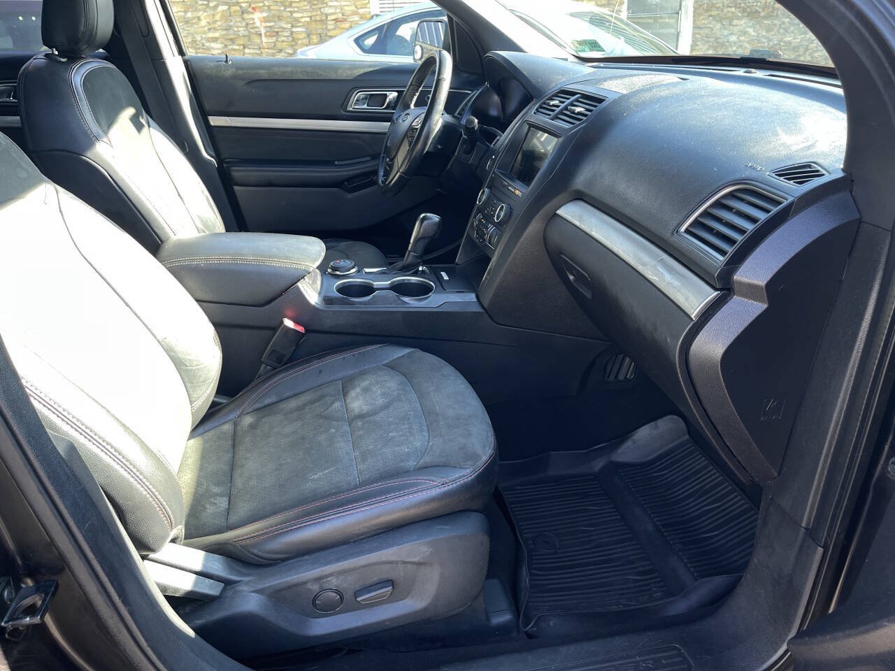 Used 2019 Ford Explorer XLT w/ Equipment Group 202A AWD/4WD image 7
