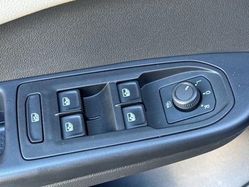 Used 2024 Volkswagen Taos SE image 12