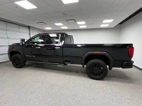 Used 2023 GMC Sierra 3500 Denali w/ Denali Black Diamond Edition AWD/4WD image 6