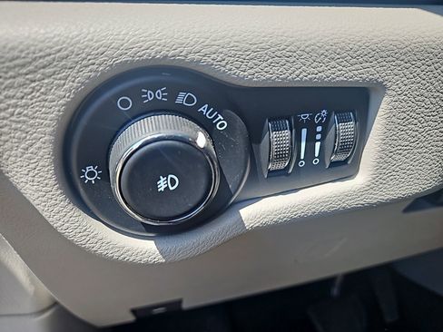 Used 2023 Chrysler Pacifica Touring-L FWD image 23