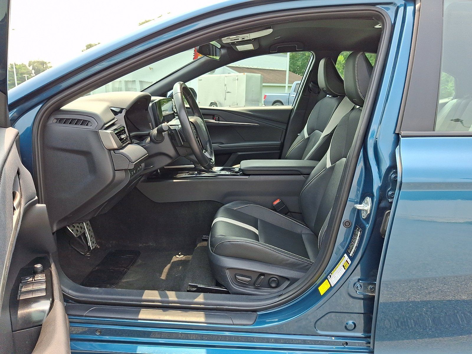 Used 2025 Toyota Camry SE FWD image 15