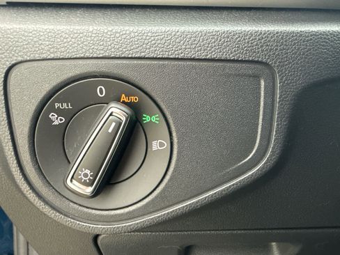 Used 2021 Volkswagen Atlas Cross Sport SE w/ Panoramic Sunroof Package image 17