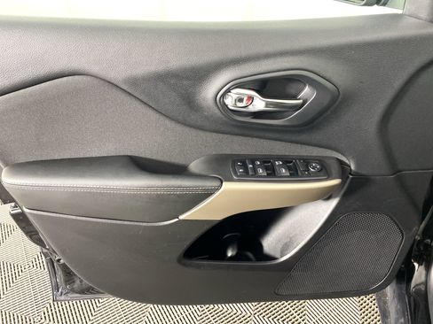 Used 2018 Jeep Cherokee Latitude w/ Safety Group AWD/4WD image 12