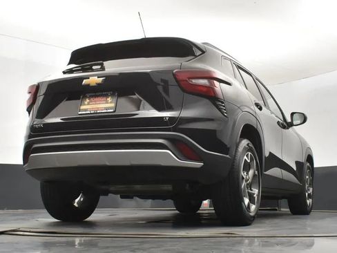 Used 2025 Chevrolet Trax LT w/ LT Convenience Package FWD image 13