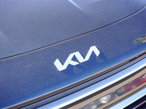 Certified 2025 Kia Niro LX image 12