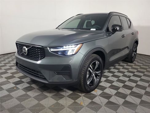 Certified 2026 Volvo XC40 B5 Core AWD/4WD image 3