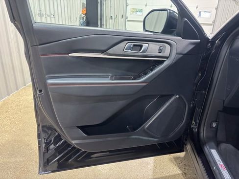 Used 2025 Ford Explorer ST-Line w/ ST-Line Street Pack image 14