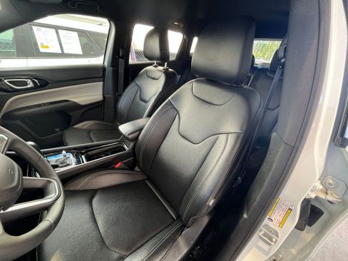 Used 2025 Jeep Compass Limited image 37