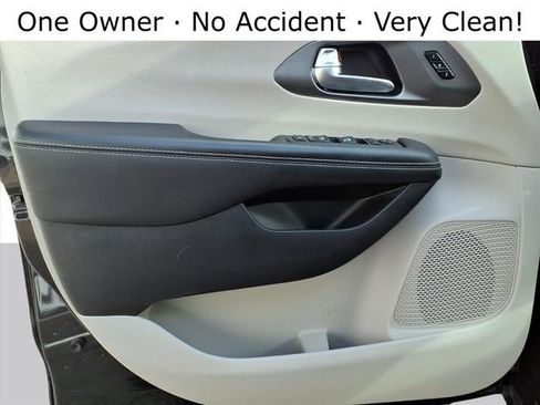 Used 2023 Chrysler Pacifica Touring-L image 10