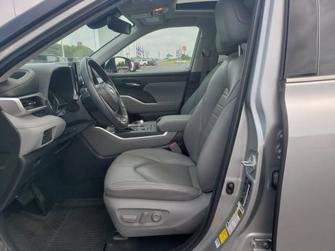 Used 2022 Toyota Highlander XLE AWD/4WD image 10
